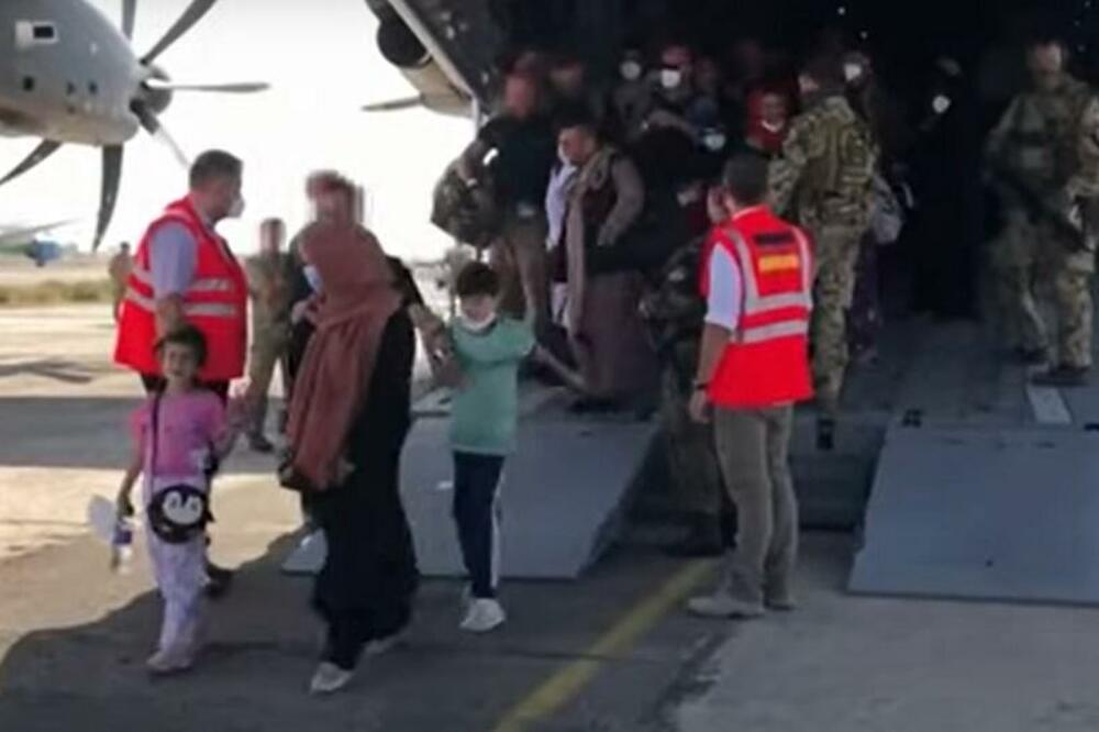 JEDVA SAČUVALI ŽIVU GLAVU PA IH DOČEKALO OVO: Petogodišnji dečak pobegao TALIBANIMA, pa PAO kroz prozor, TRAGEDIJA