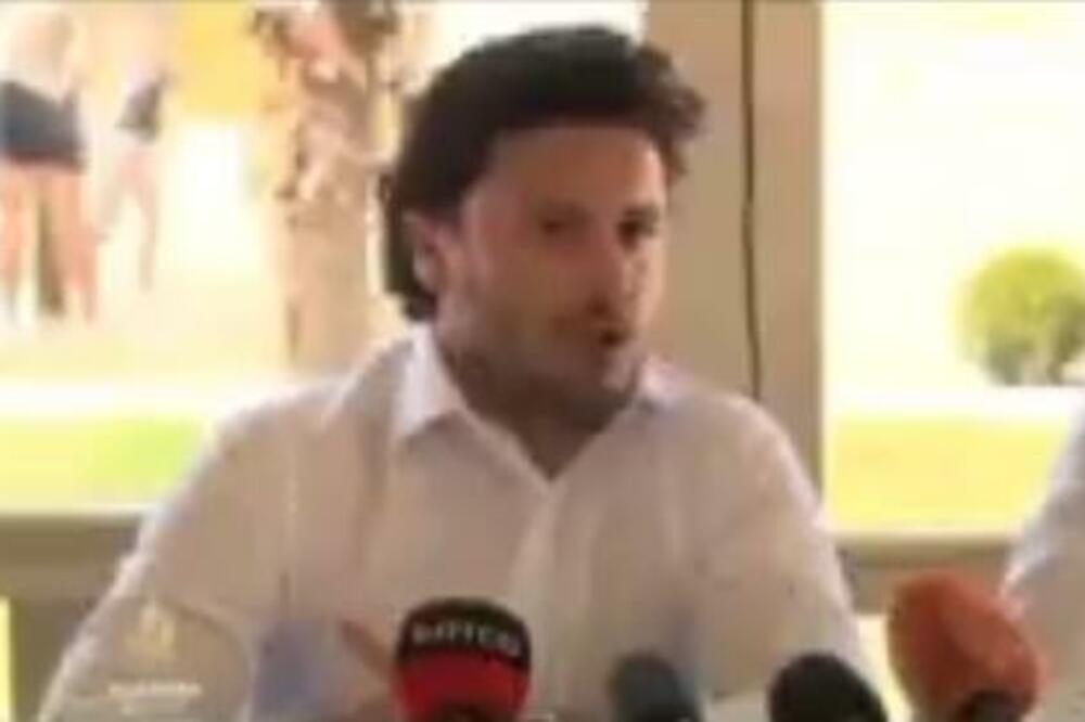 NEVIĐENI ŠOU NA CRNOGORSKOJ KONFERENCIJI: Vakcinacija pala u DRUGI plan, drži ruku u gaćama! (VIDEO)