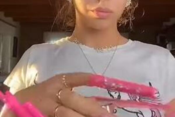 DA LI SU OVO NAJDUŽI NOKTI NA SVETU? Kada vidite šta OVA devojka radi sa njima, neće vam biti DOBRO (VIDEO)