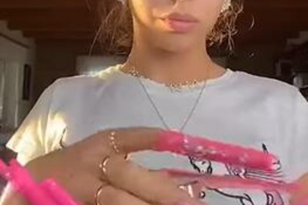 DA LI SU OVO NAJDUŽI NOKTI NA SVETU? Kada vidite šta OVA devojka radi sa njima, neće vam biti DOBRO (VIDEO)