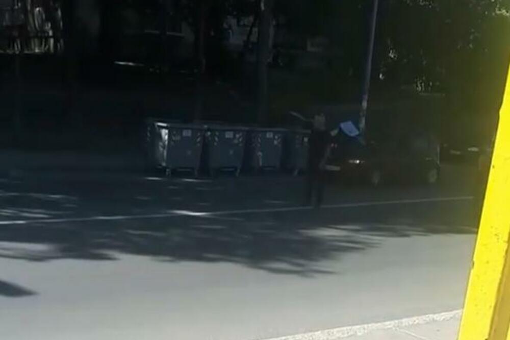 KRSTI SE NASRED PROMETNE ULICE DOK AUTOMOBILI PROLAZE: Stanovnici Miljakovca u šoku, nisu verovali šta se dešava