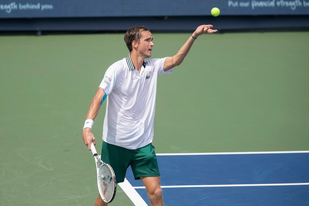 DA LI JE ŠVAJCARAC UMEŠAO PRSTE: Medvedev za sparing partnera izabrao tenisera iz Federerovog okruženja!