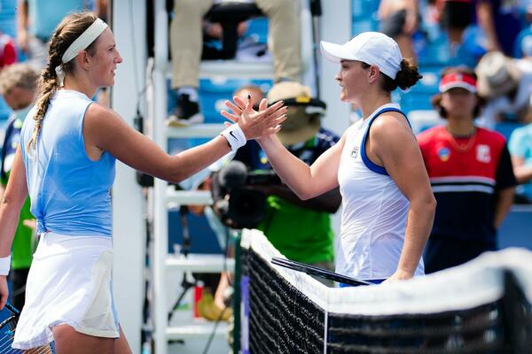 UBEDLJIVA POBEDA NAJBOLJE TENISERKE SVETA: Barti za nešto više od sat vremena razbila Azarenku (FOTO)