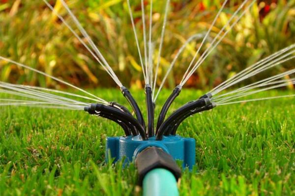 NAJBOLJE ZA DVORIŠTE I BAŠTU: Prskalica za travu sa specijalnim FLEXI nastavcima za samo 890 rsd!