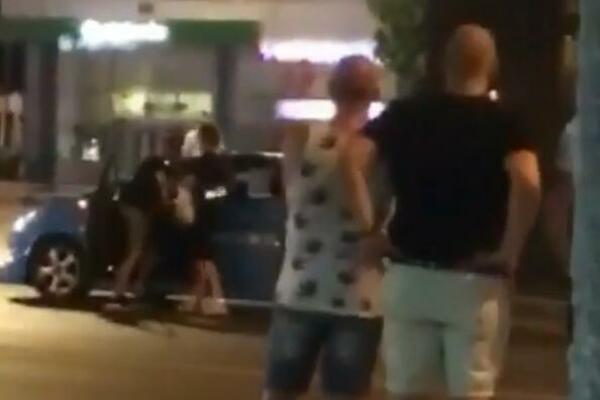 BRUTALNO NASILJE U NIŠU: Mladić krvnički šutirao taksistu koji je sedeo u autu (UZNEMIRUJUĆI SNIMAK)