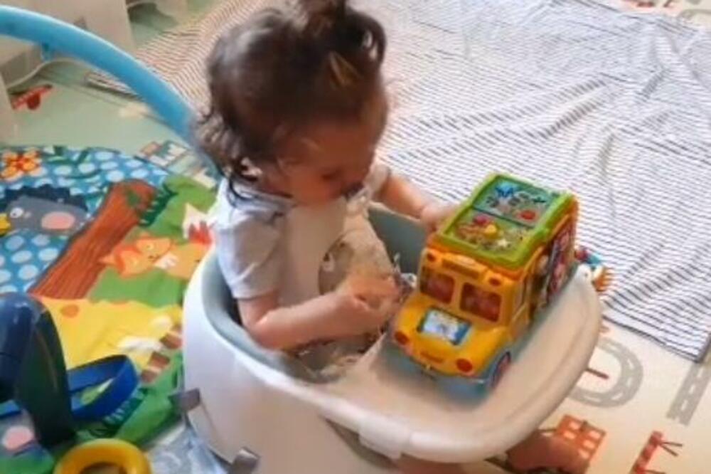 NAJSLAĐI SNIMAK KOJI ĆETE DANAS VIDETI: Pogledajte šta mali Gavrilo može 2 meseca nakon primanja ZOLGENSME (VIDEO)