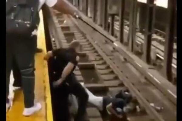 ČOVEK SE ONESVESTIO I FALIO JE SAMO 1 SEKUND DA GA VOZ PREGAZI: Neverovatna scena u Njujorku! (VIDEO)