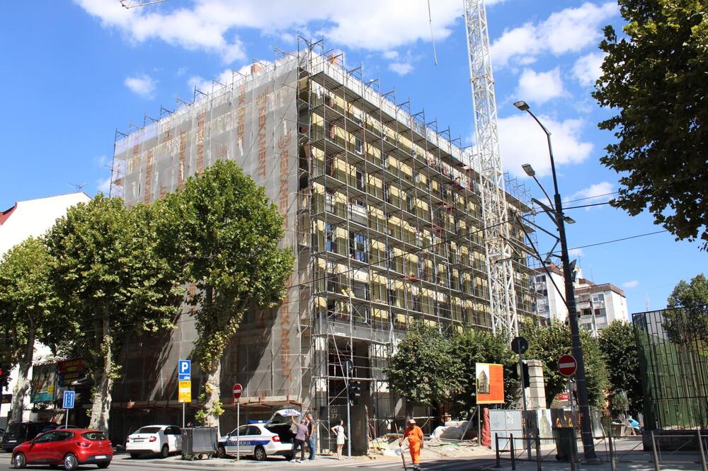 OVO JE ZGRADA SA KOJE JE RADNIK PAO U BEOGRADU! Mladić davao znake života, ostao je TRAG na mestu gde je pao (FOTO)