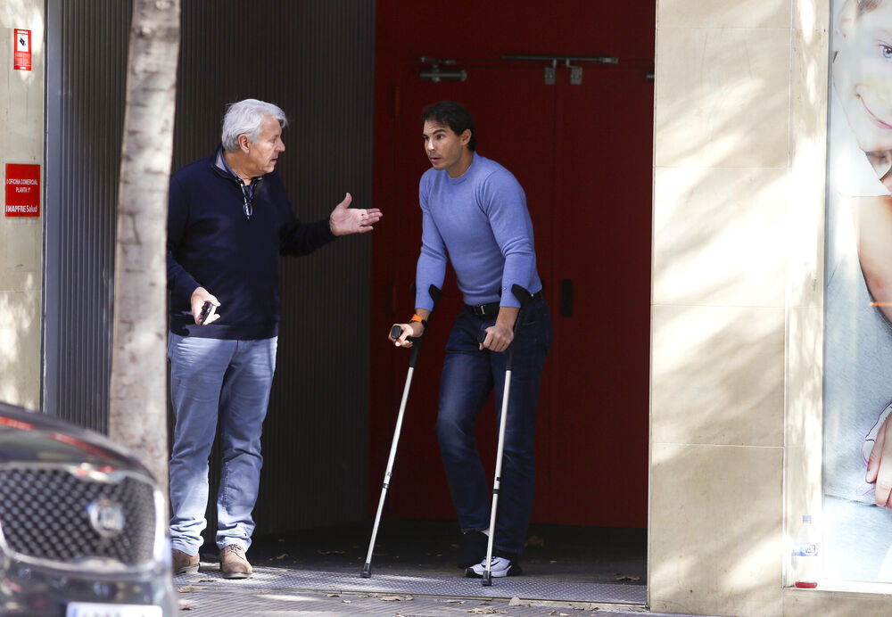 Rafa sa ocem Sebastijanom posle intervencije na stopalu