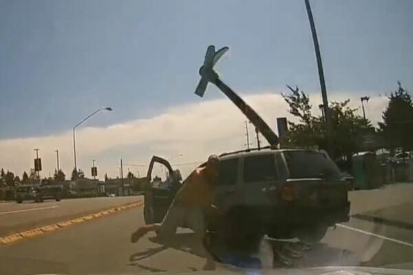 IZAŠAO IZ KOLA I GAĐAO GA KRAMPOM: Ne verujemo šta smo videli! (VIDEO)