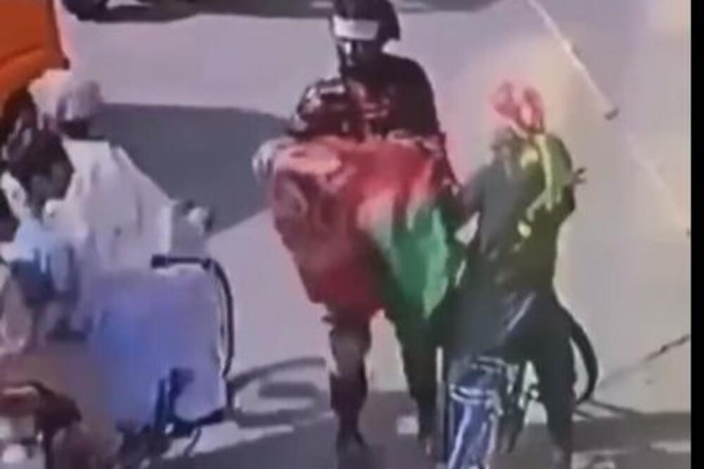 TALIBAN JE VIDEO ČOVEKA OGRNUTOG ZASTAVOM AVGANISTANA: Prišao mu je i počeo je HOROR! (VIDEO)