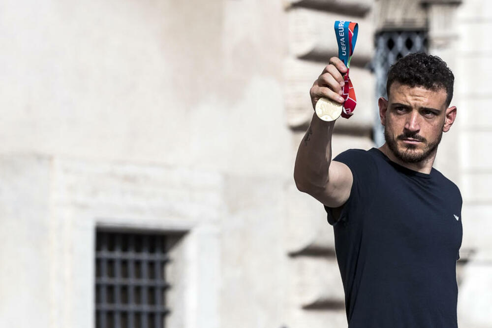 MILAN DOVEO POJAČANJE NA DESNOM BEKU: U redove Rosonera došla legenda Rome!