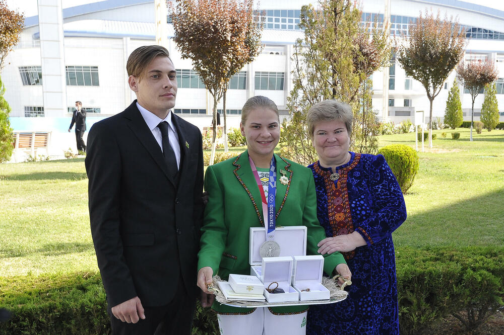 ZLATO PA ČITAVO BOGATSTVO: Ključevi auta i stana sada su u njenim rukama (FOTO)