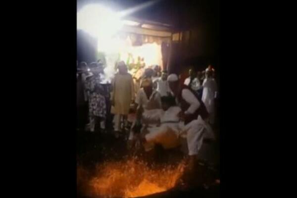 STRAVIČNA NESREĆA TOKOM IZVOĐENJA RITUALA SA UŽARENIM KAMENJEM: Ovo je zaista KATASTROFA! (VIDEO)