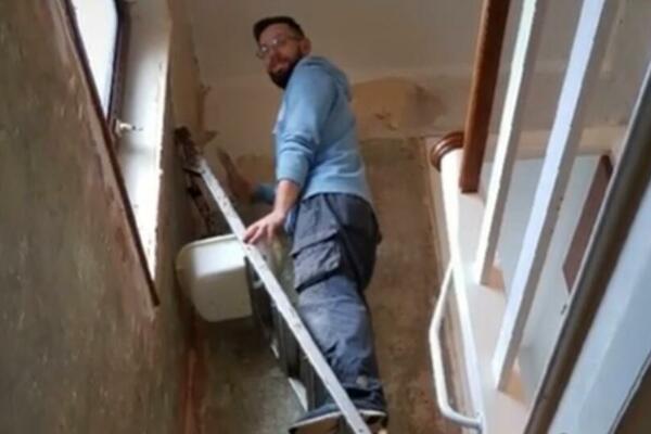 TRAŽILA JE OD MUŽA DA SKINE TAPETE! Kad je ušla u stan, DOBRO JE DA JE ŠLOG NIJE STREFIO kad je pogledala! (VIDEO)