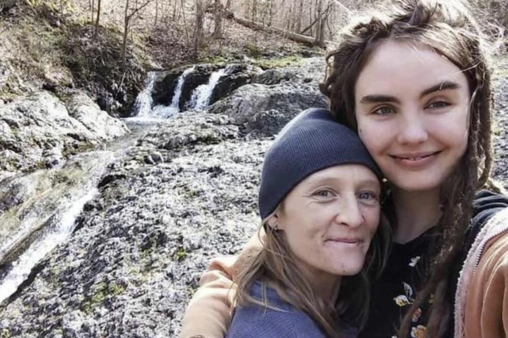 LEZBIJSKI BRAČNI PAR UBIJEN U KAMPU: Upozorile su na ČUDAKA koji kampuje u njihovoj blizini!