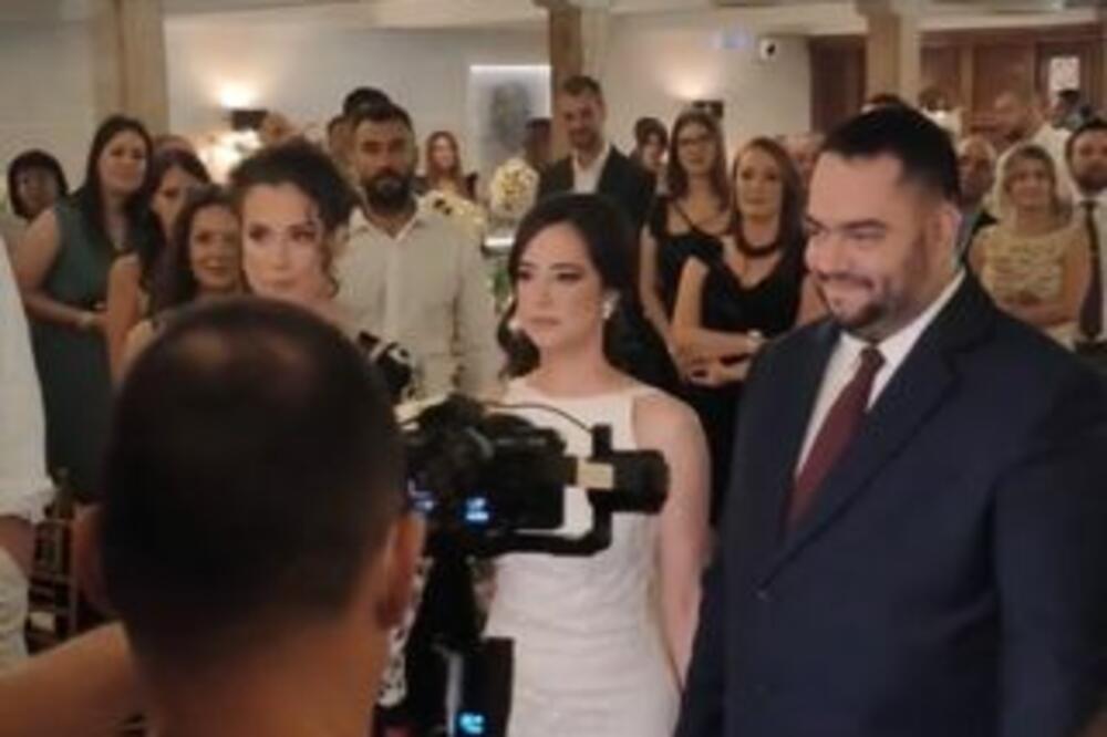 KAO GROM IZ VEDRA NEBA! UDALA SE SAJSI MC: Izabranika je krila od očiju javnosti do VENČANJA!