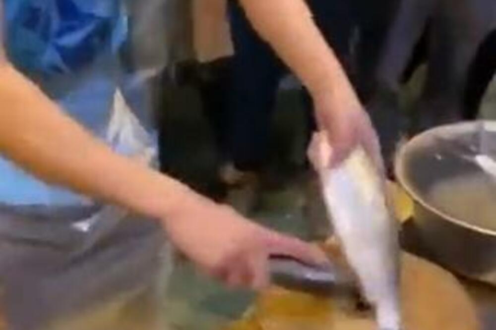 OVAJ DEČKO ČISTI RIBU ZA 30 SEKUNDI: Stvarno je NEVEROVATNO kako on to radi, pogledajte! (VIDEO)