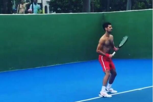 ĐOKOVIĆ POKAZAO MIŠIĆE I NAJBOLJE UDARCE: Prvi teniser sveta započeo brušenje forme za Ju Es open! (VIDEO)