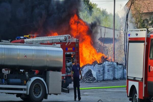 IZBEGNUTA VELIKA TRAGEDIJA: U požaru u Banjaluci umalo stradala porodica! (VIDEO)