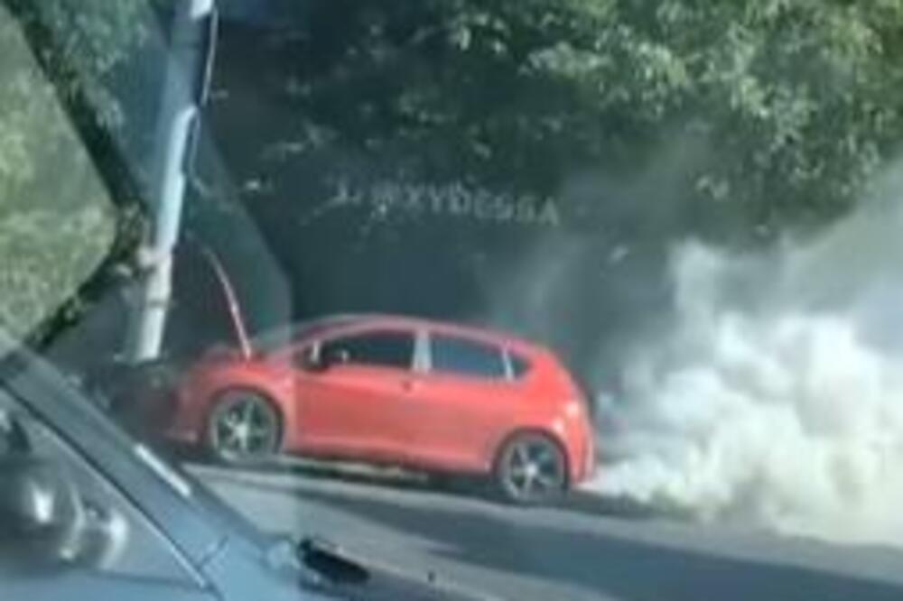 OVAKO IZGLEDA KAD CRKNE DIZELAŠ U TOKU VOŽNJE: Svaka čast ako nešto budete videli od OBLAKA DIMA! (FOTO)