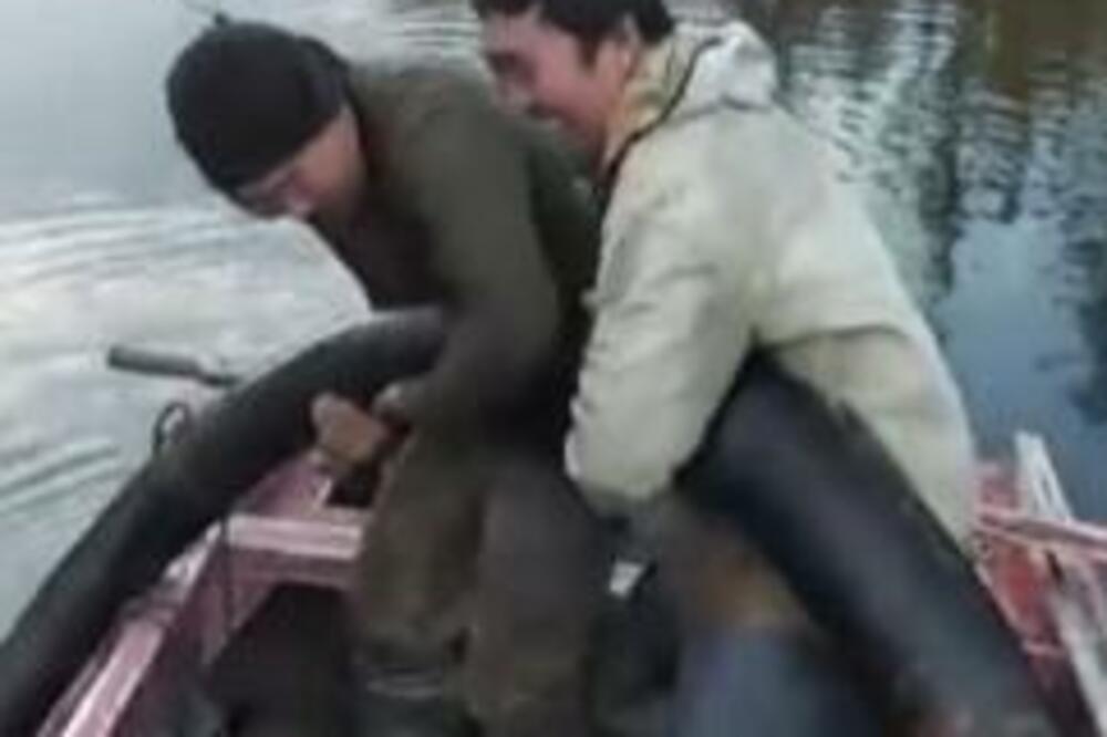 UPRAVO GLEDATE NAJSREĆNIJE RIBARE NA PLANETI: Zahvaljujući ovome što su upecali OBOGATIĆE SE, ne biste VEROVALI