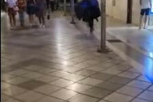 KAKVA SRAMOTA, U CENTRU SPLITA ODJEKUJE PESMA KOJA SLAVI GENOCID NAD SRBIMA! Pogledajte i vi ovu BRUKU! (VIDEO)