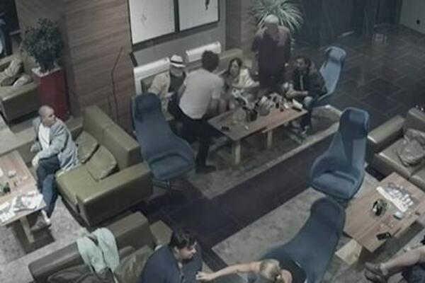 PRIŠAO MU JE IZ ČISTA MIRA I IZ SVE SNAGE GA UDARIO PESNICOM U LICE: Pogledajte SNIMAK napada Bjelogrlića! (VIDEO)