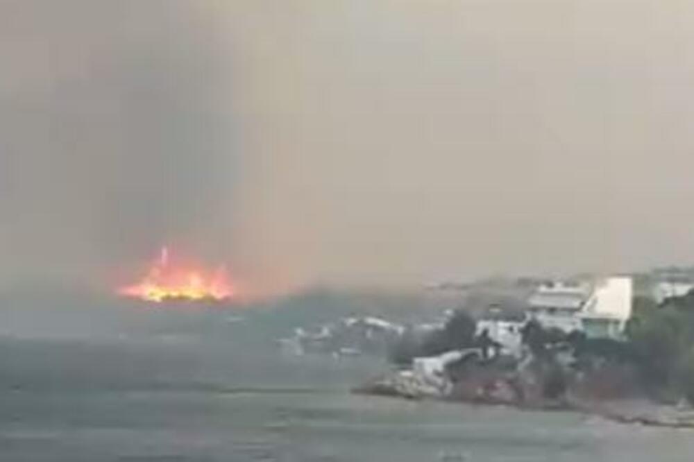 NOVI POŽAR BESNI U GRČKOJ: Vatra se širi prema turističkom mestu, pripremljeni brodovi za EVAKUACIJU (VIDEO)