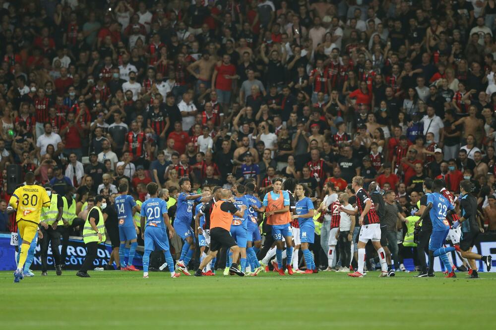 FOTKE KOJE SU OBIŠLE SVET: Zna se šta je prethodilo haosu na fudbalskom meču u Nici (FOTO)