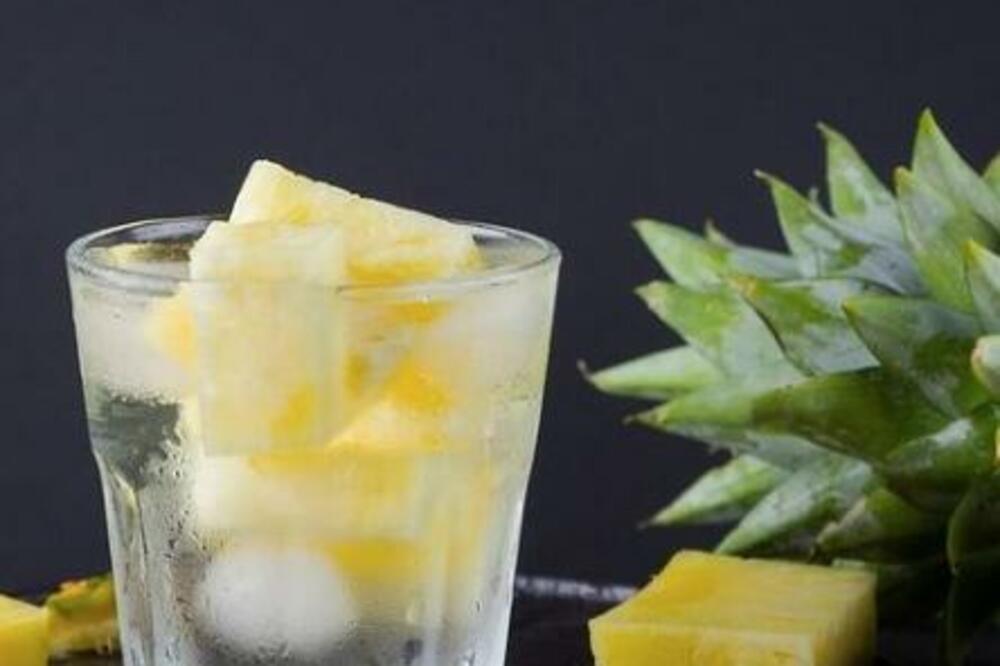 VODA OD ANANASA ZALUDELA KORISNIKE INTENETA: Šta se dešava u našem organizmu kada je PIJEMO?