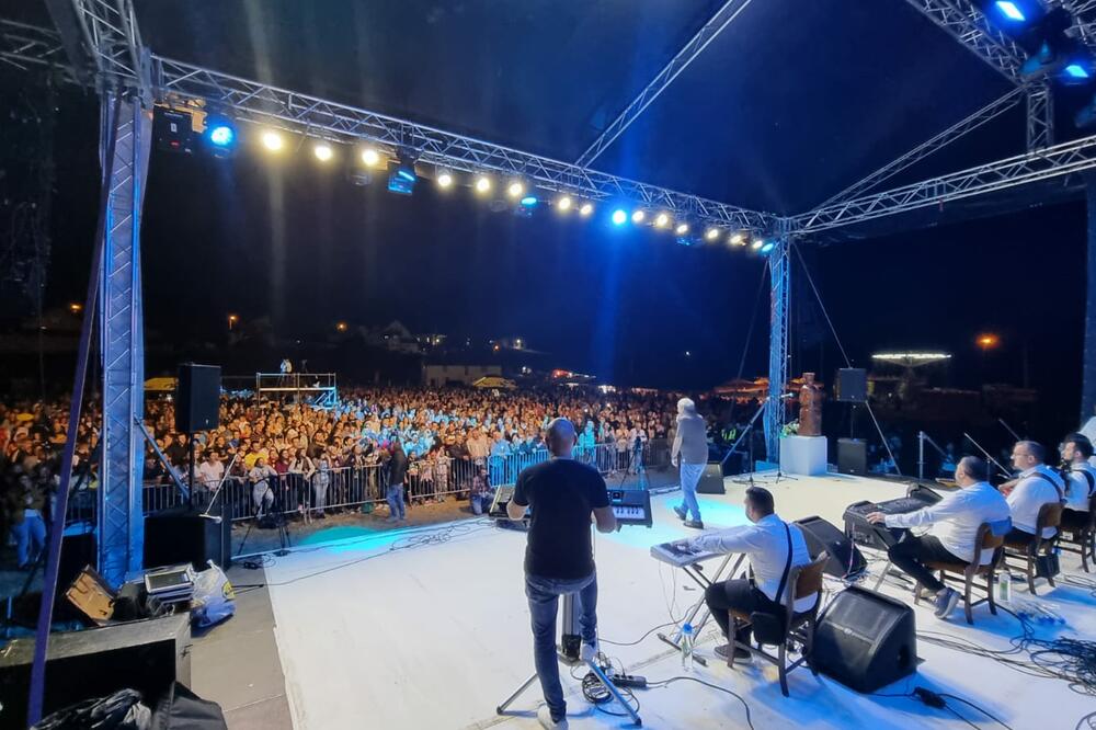 KROZ PRANJANE ZA 3 DANA PROŠLO PREKO 100.000 POSETILACA: Privukao ih je kvalitetan zvuk violine! (FOTO)