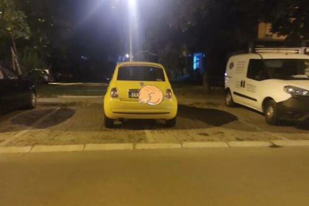 DA LI SMO PRONAŠLI NAJBAHATIJEG VOZAČA U SRBIJI? Mali žuti auto RAŠIRIO NA DVA MESTA (FOTO)
