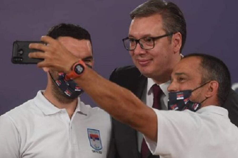 HVALA NA TRUDU, RADU I ENERGIJI, VI STE NAŠI HEROJI: Vučić uručio Paraolimpijskom timu zastavu Srbije (VIDEO)