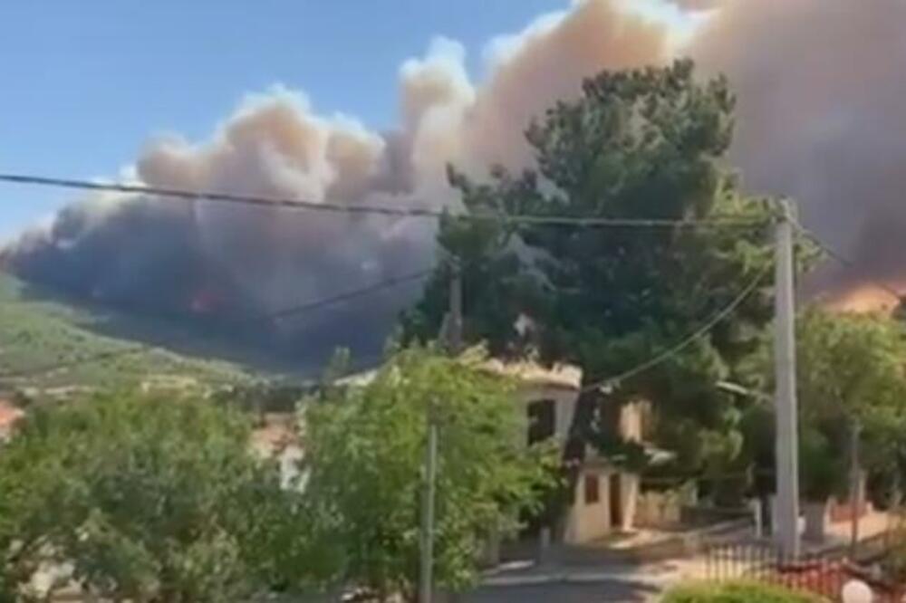 "NOVA VELIKA BITKA JE POČELA": Buknuo požar i kod ATINE, obustavljen saobraćaj na obližnjem autoputu! (VIDEO)