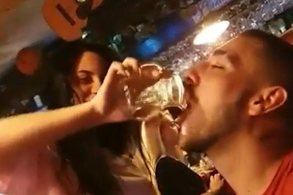 DARKO LAZIĆ ŽIVI NOVU MLADOST, NE SKRAŠAVA SE! Devojka mu naredila da ZINE, pa sipala sa VISINE PRAVO U USTA!