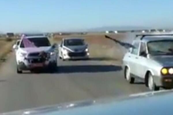 HTEO JE DA ISPALI VATROMET DOK SE AUTOMOBIL KRETAO! Odjednom je PUKLO, a onda se dogodila NESREĆA! (VIDEO)