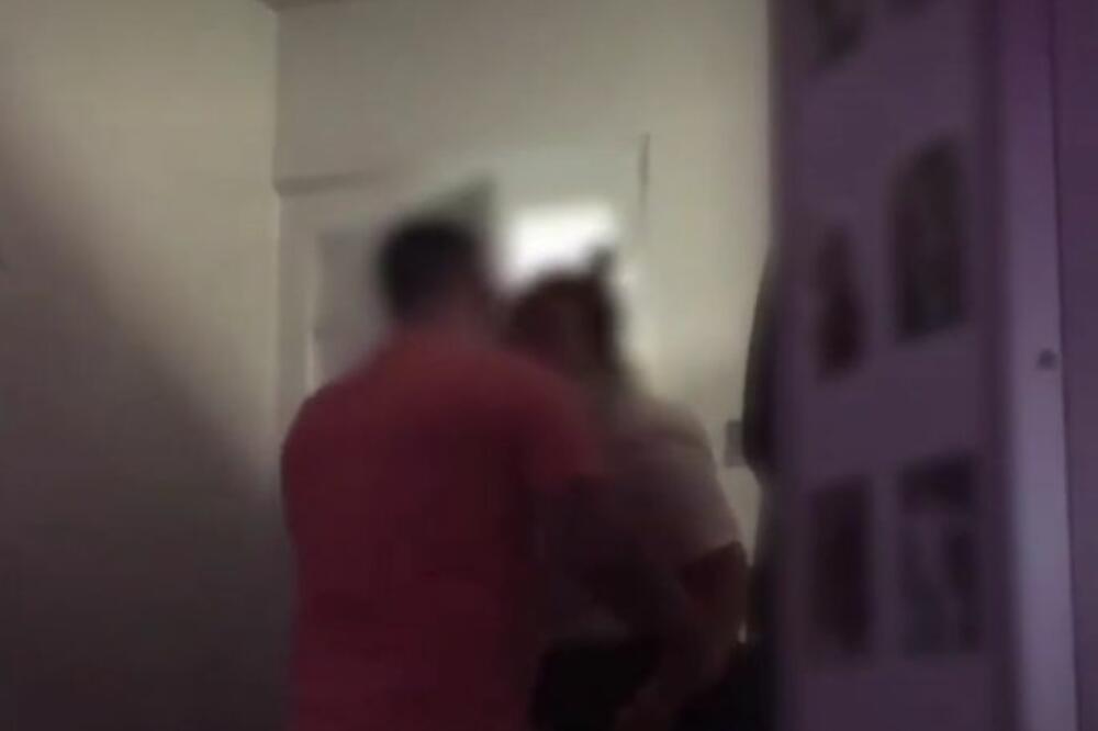 UHVAĆENI NA DELU: Policajka snimljena tokom prisnog odnosa sa zatvorenikom (VIDEO)