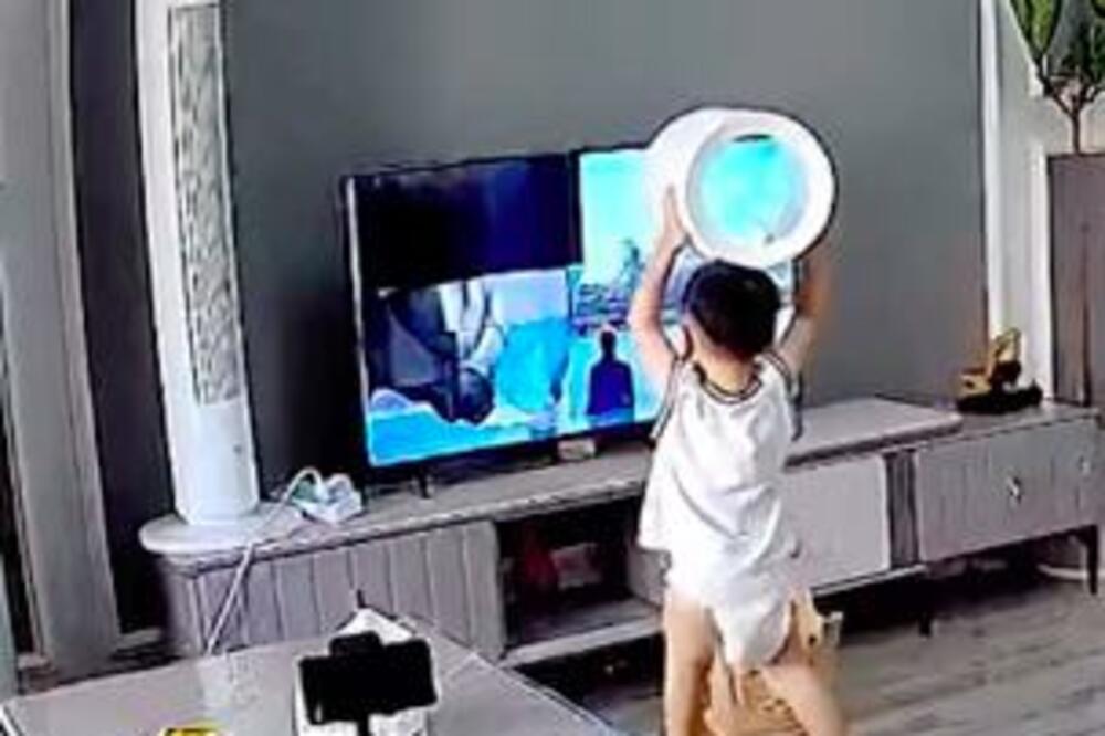 KLINAC HTEO DA POMOGNE SUPERHEROJU SA FILMA, PA GAĐAO ČUDOVIŠTE NA TV! Pogledajte kako je UNIŠTIO EKRAN! (VIDEO)