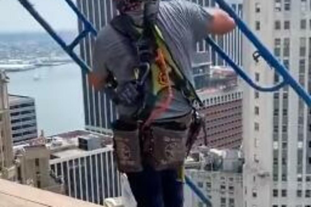 OVAJ ČOVEK STVARNO NIJE NORMALAN! Nije vezan, a ispod njega PONOR BIBLIJSKIH RAZMERA (VIDEO)