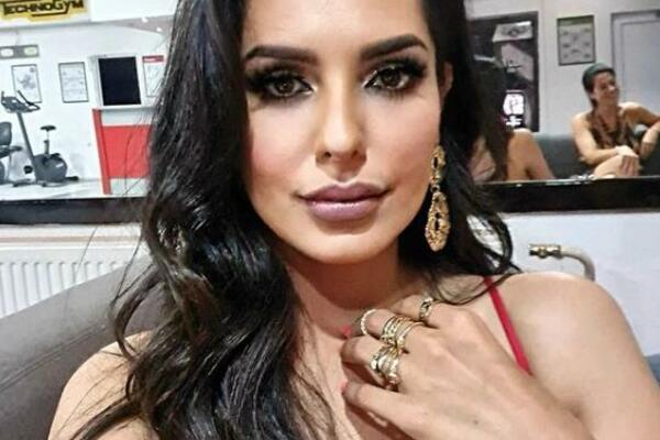 JEDNA CRNA JEDNA PLAVA! ROĐENU SESTRU TANJE SAVIĆ SKORO NIKO NE ZNA: Pevačica je NJENA KOPIJA, jako liče! (FOTO)