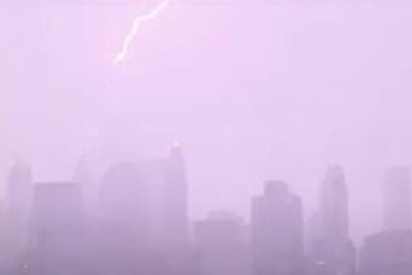 GROM UDARIO U SVETSKI TRGOVINSKI CENTAR! (VIDEO)