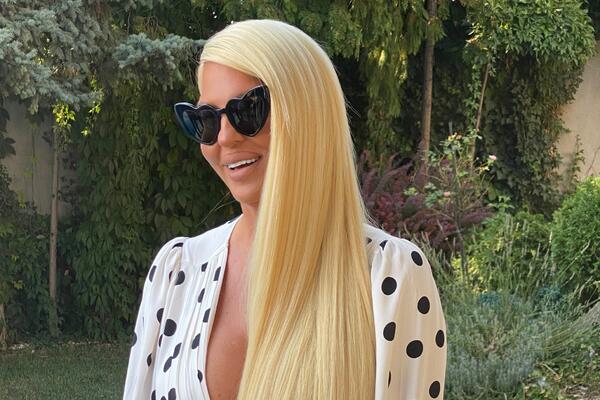 UMESTO BALADE MLADENCI ZA PRVI PLES IZABRALI VESELU KARLEUŠINU PESMU! Pevačica oduševljeno PODELILA SNIMAK!