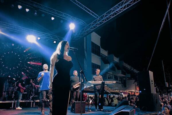 CECA RAZVALILA NASTUPOM U LESKOVCU! Publika pevala najveće hitove sa folk divom uglas! (VIDEO)