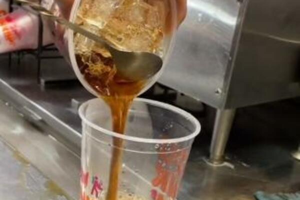 OVAKO NAM MAŽU OČI, NEVEROVATNO! Ovo je PRAVI razlog zašto se u piće stavlja velika količina LEDA