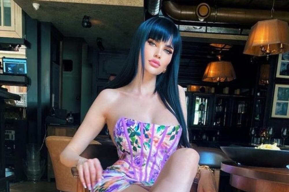 NOVA UČESNICA ZADRUGE U ZGRADU PINKA UŠLA POLUGOLA! SEVALA GOLA ZADNJICA, LJUDI KRIVILI VRAT DA JE VIDE! (VIDEO)