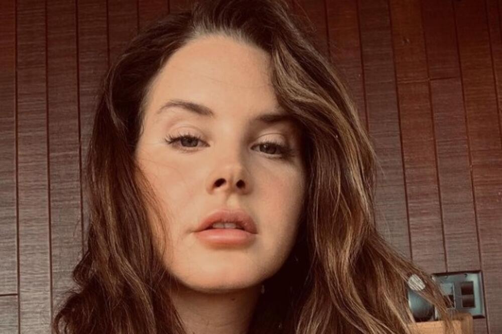 UVEK JE ZAKOPČANA, A SADA JE REŠILA DA POKAŽE GOLOTINJU! Peškir prekrio najintimniji deo, PEVAČICA SKROZ PRIRODNA