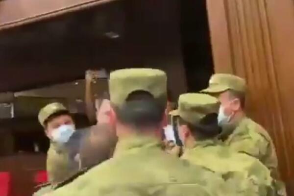 ŽESTOKA TUČA U JERMENSKOM PARLAMENTU! Letele stolice, policija razdvajala razjarene poslanike! (VIDEO)