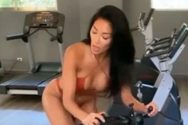 MA DA LI JE ONA NAJVATRENIJA RIBA NA SCENI!? IMA 44 GODINE, A IZGLEDA KAO BOGINJA: Njeno telo svako bi hteo! FOTO