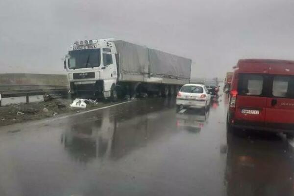 SAOBRAĆAJNA NESREĆA U PANČEVU! Sudarili se kamion i automobil, uviđaj u toku!